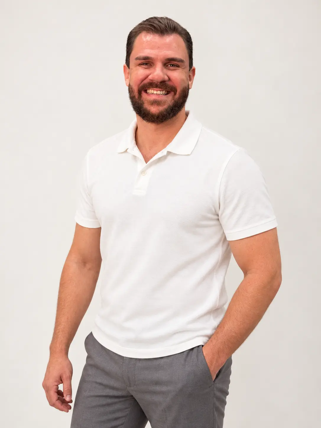 Dr. Wendrel Menezes em pé, com polo branca e calça cinza